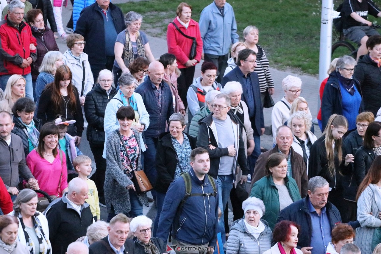 Droga krzyżowa w parafii Zbawiciela Świata w Ostrołęce [16.04.2025] - zdjęcie #14 - eOstroleka.pl