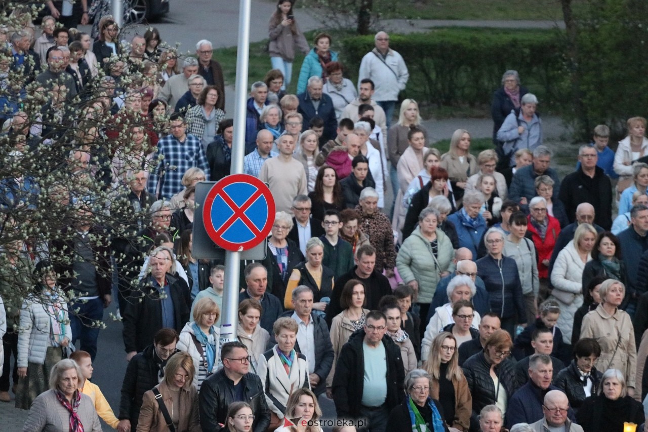 Droga krzyżowa w parafii Zbawiciela Świata w Ostrołęce [16.04.2025] - zdjęcie #13 - eOstroleka.pl