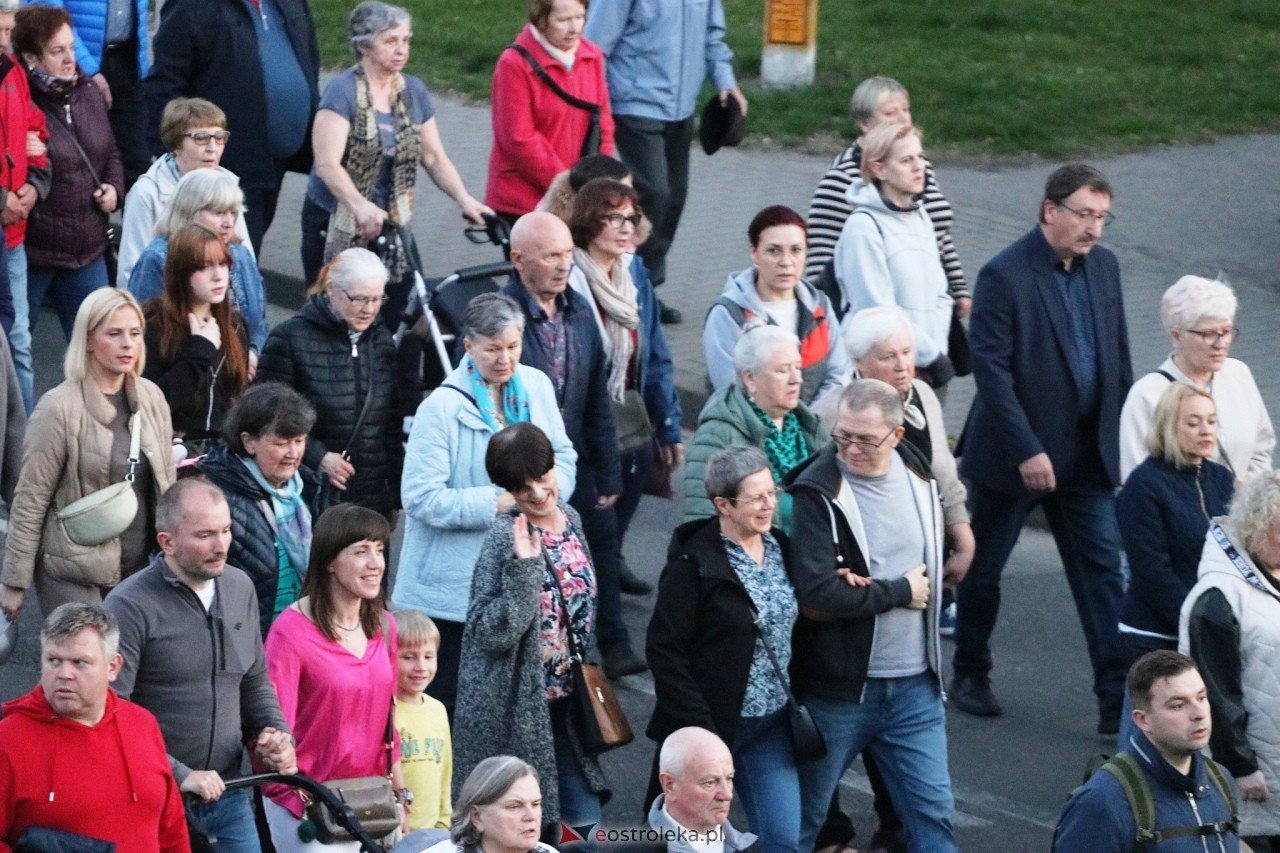 Droga krzyżowa w parafii Zbawiciela Świata w Ostrołęce [16.04.2025] - zdjęcie #12 - eOstroleka.pl