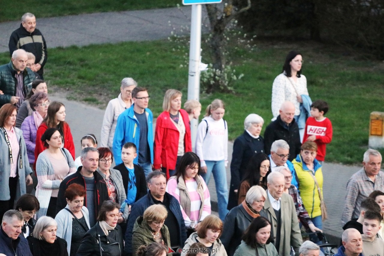 Droga krzyżowa w parafii Zbawiciela Świata w Ostrołęce [16.04.2025] - zdjęcie #11 - eOstroleka.pl