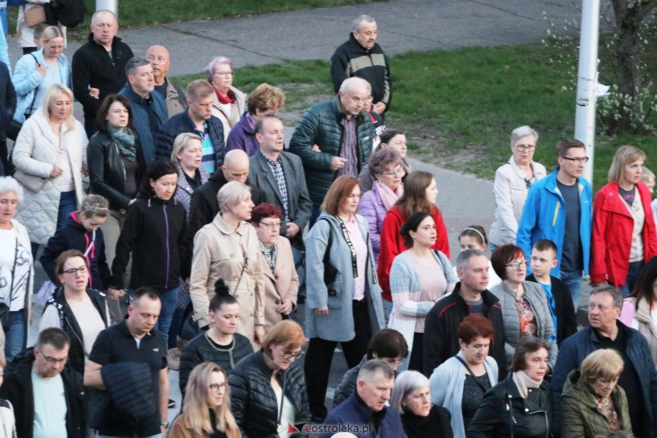 Droga krzyżowa w parafii Zbawiciela Świata w Ostrołęce [16.04.2025] - zdjęcie #10 - eOstroleka.pl