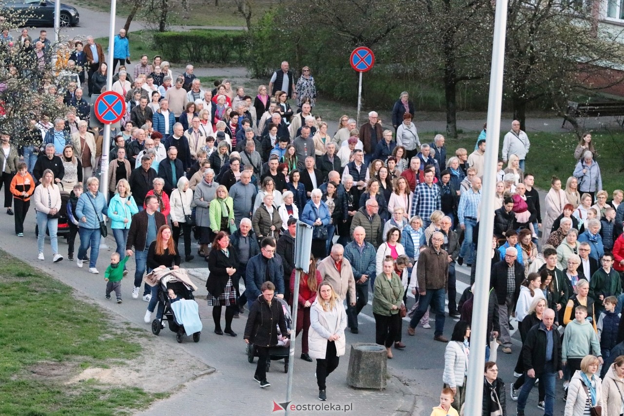 Droga krzyżowa w parafii Zbawiciela Świata w Ostrołęce [16.04.2025] - zdjęcie #9 - eOstroleka.pl