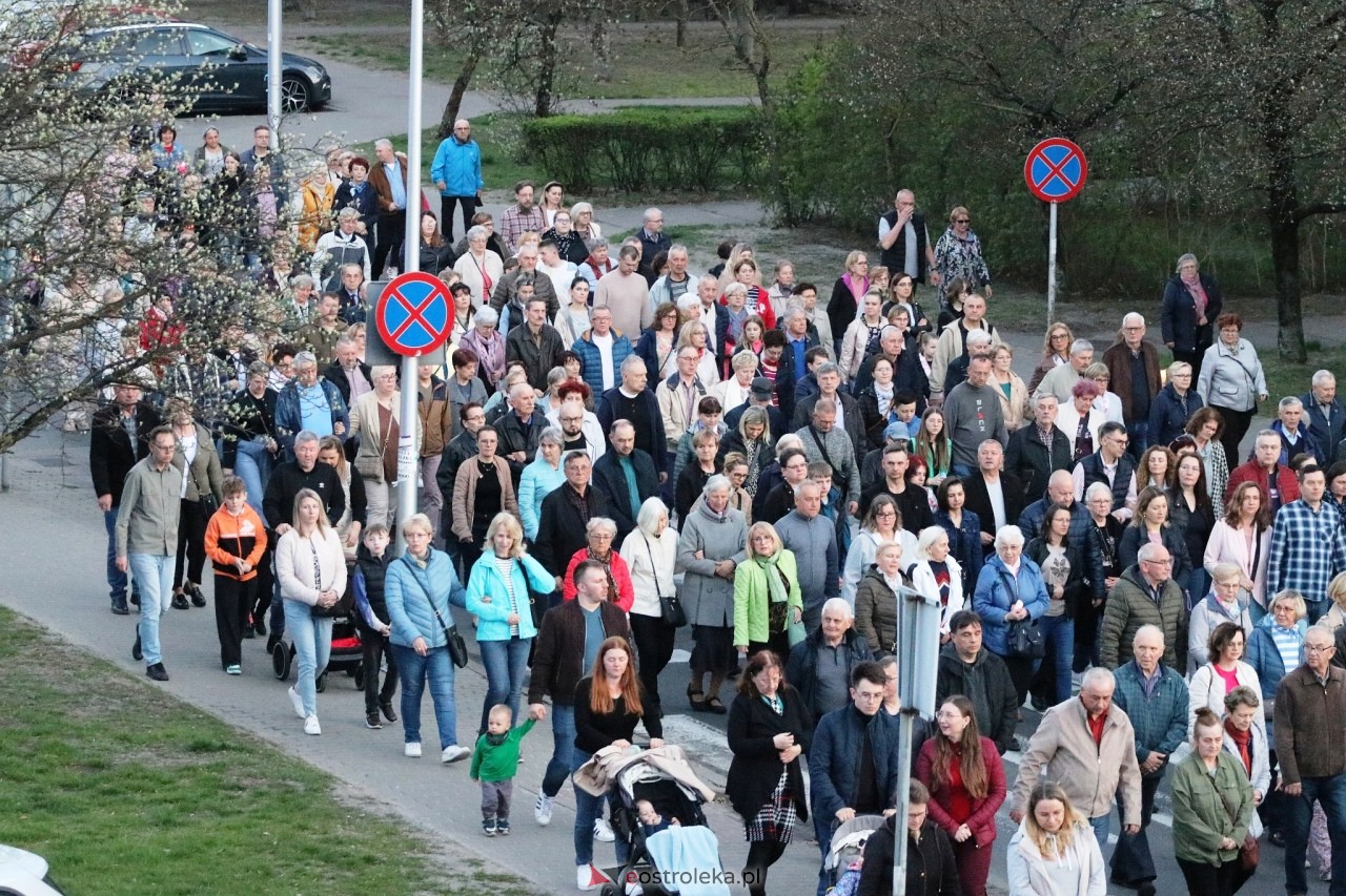 Droga krzyżowa w parafii Zbawiciela Świata w Ostrołęce [16.04.2025] - zdjęcie #8 - eOstroleka.pl