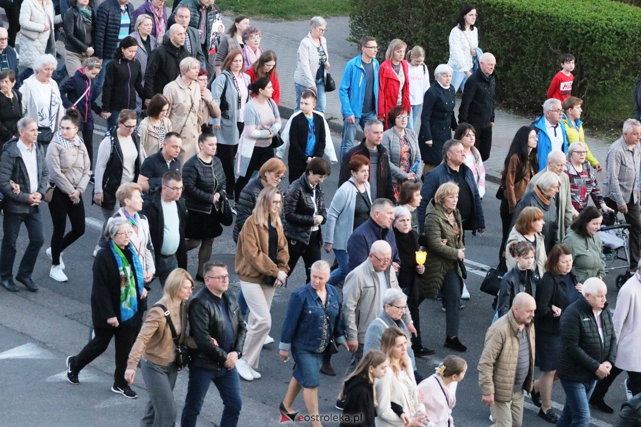 Droga krzyżowa w parafii Zbawiciela Świata w Ostrołęce [16.04.2025] - zdjęcie #7 - eOstroleka.pl