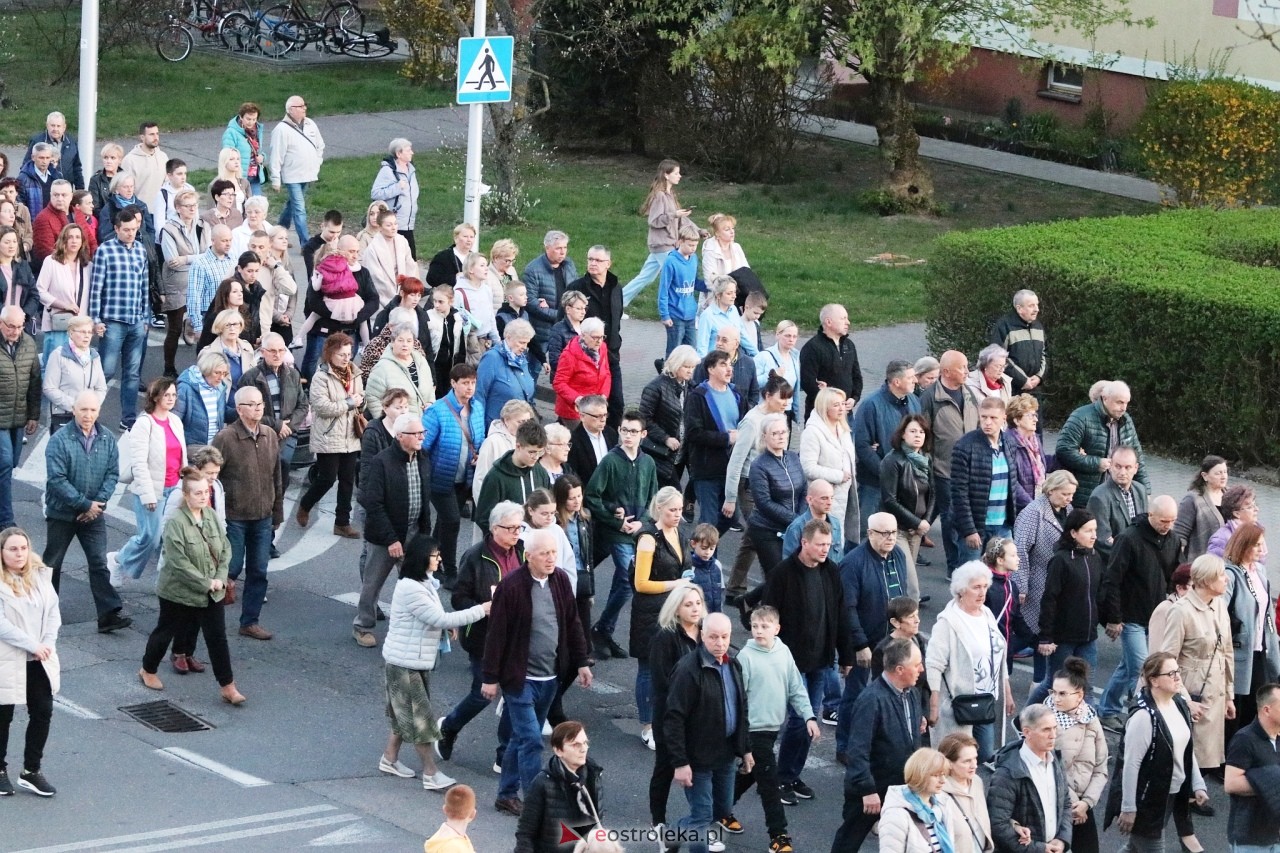 Droga krzyżowa w parafii Zbawiciela Świata w Ostrołęce [16.04.2025] - zdjęcie #6 - eOstroleka.pl