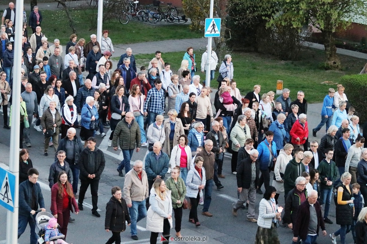Droga krzyżowa w parafii Zbawiciela Świata w Ostrołęce [16.04.2025] - zdjęcie #5 - eOstroleka.pl