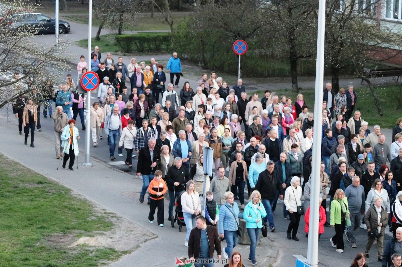 Droga krzyżowa w parafii Zbawiciela Świata w Ostrołęce [16.04.2025] - zdjęcie #4 - eOstroleka.pl
