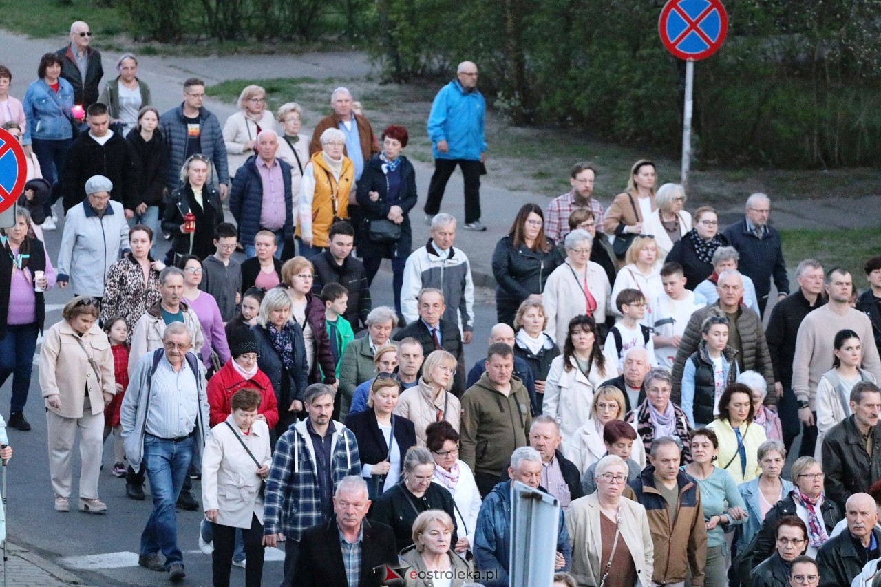 Droga krzyżowa w parafii Zbawiciela Świata w Ostrołęce [16.04.2025] - zdjęcie #3 - eOstroleka.pl