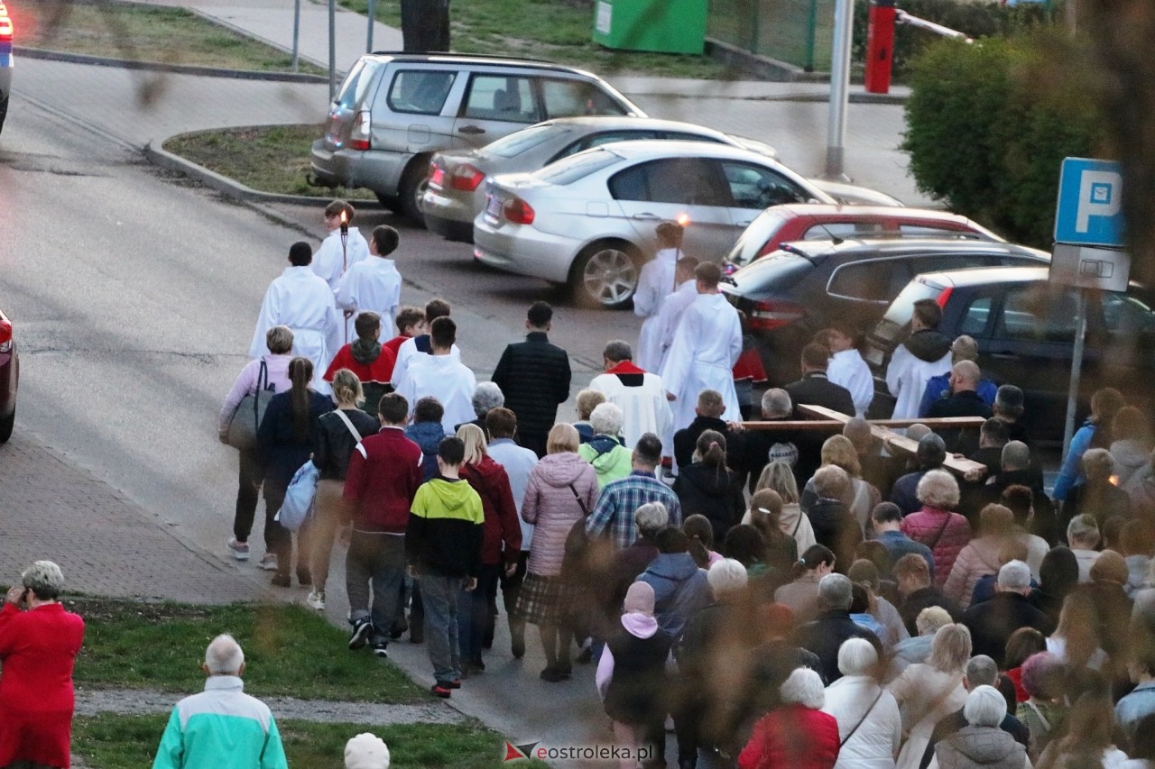 Droga krzyżowa w parafii Zbawiciela Świata w Ostrołęce [16.04.2025] - zdjęcie #2 - eOstroleka.pl
