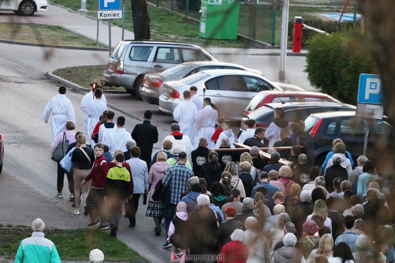 Droga krzyżowa w parafii Zbawiciela Świata w Ostrołęce [16.04.2025] - zdjęcie #1 - eOstroleka.pl