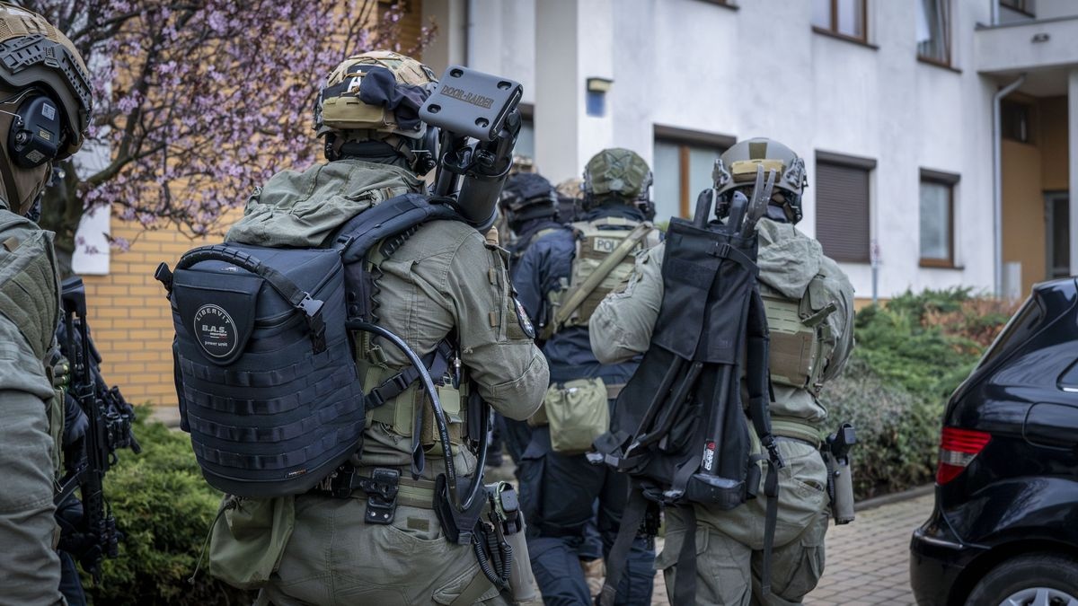 Zatrzymania do sprawy podpalenia hali w Gdańsku, fot. KWP Gdańsk - zdjęcie #16 - eOstroleka.pl