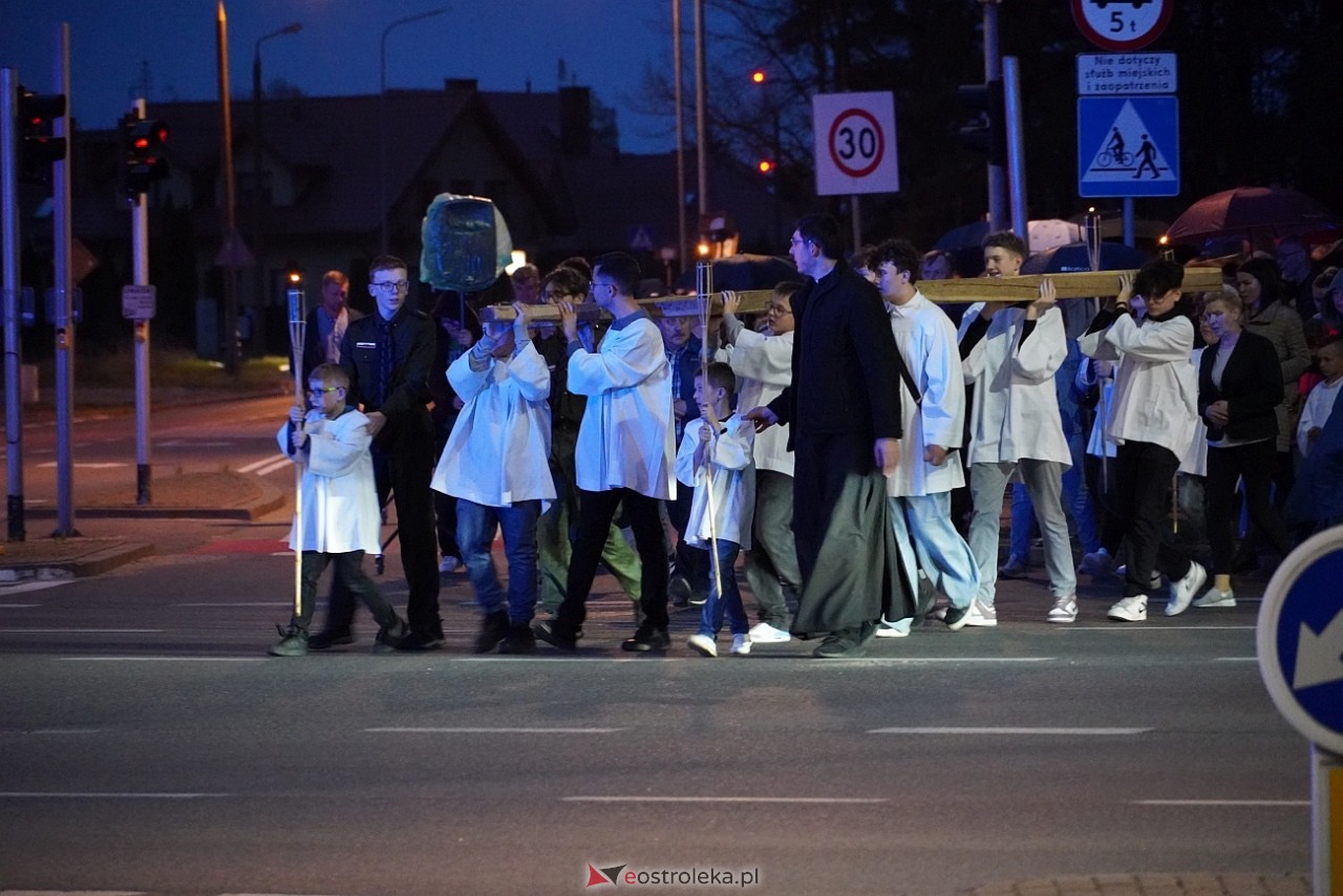 Droga krzyżowa w parafii św. Franciszka z Asyżu [18.04.2025] - zdjęcie #58 - eOstroleka.pl