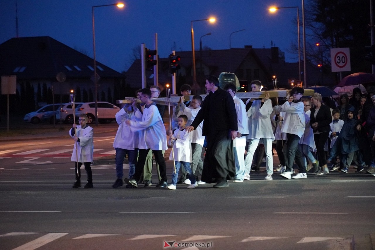 Droga krzyżowa w parafii św. Franciszka z Asyżu [18.04.2025] - zdjęcie #57 - eOstroleka.pl