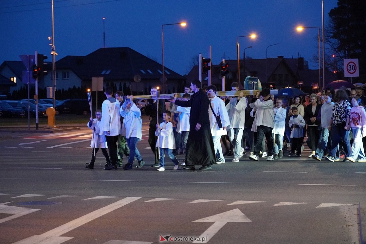Droga krzyżowa w parafii św. Franciszka z Asyżu [18.04.2025] - zdjęcie #56 - eOstroleka.pl