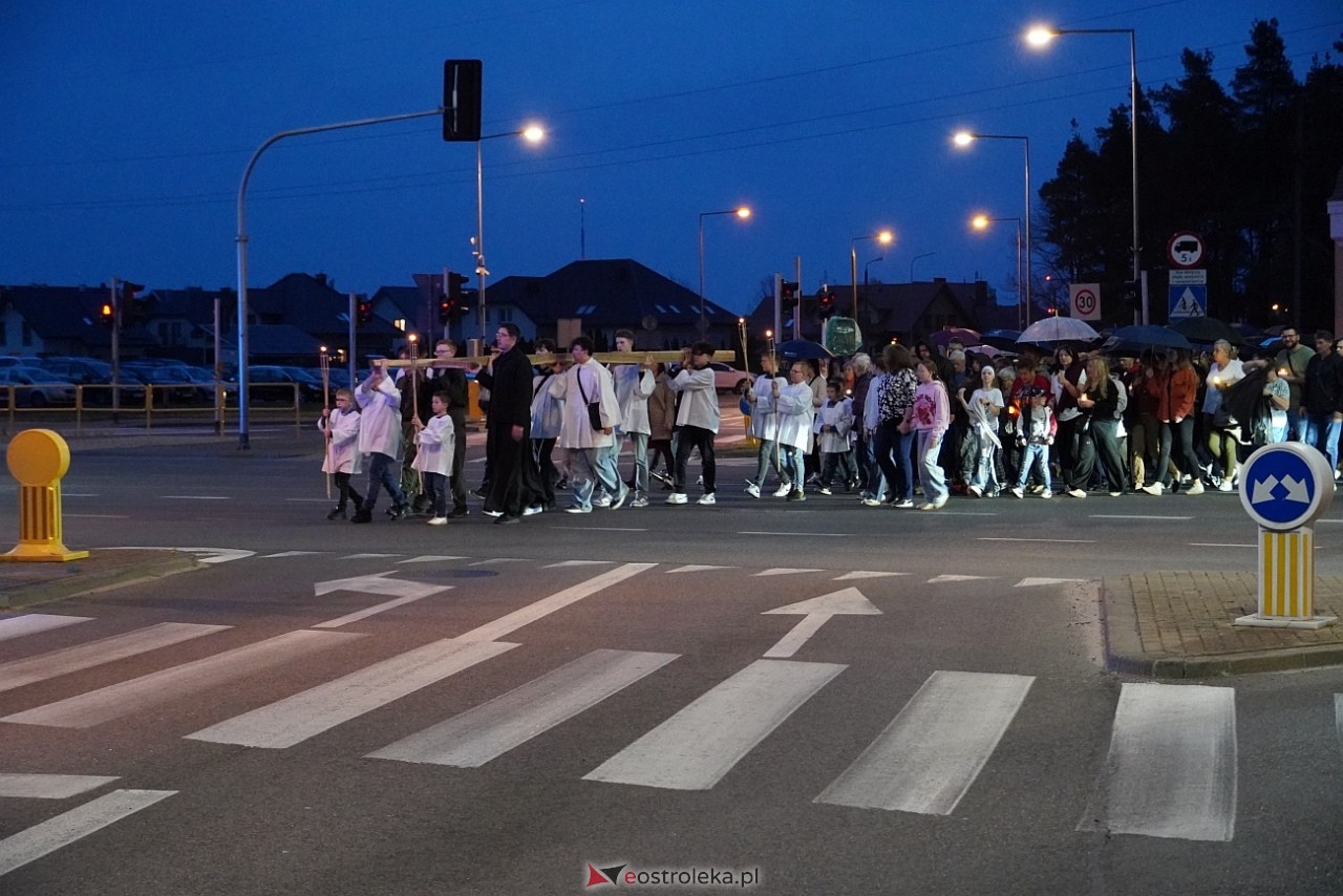 Droga krzyżowa w parafii św. Franciszka z Asyżu [18.04.2025] - zdjęcie #55 - eOstroleka.pl