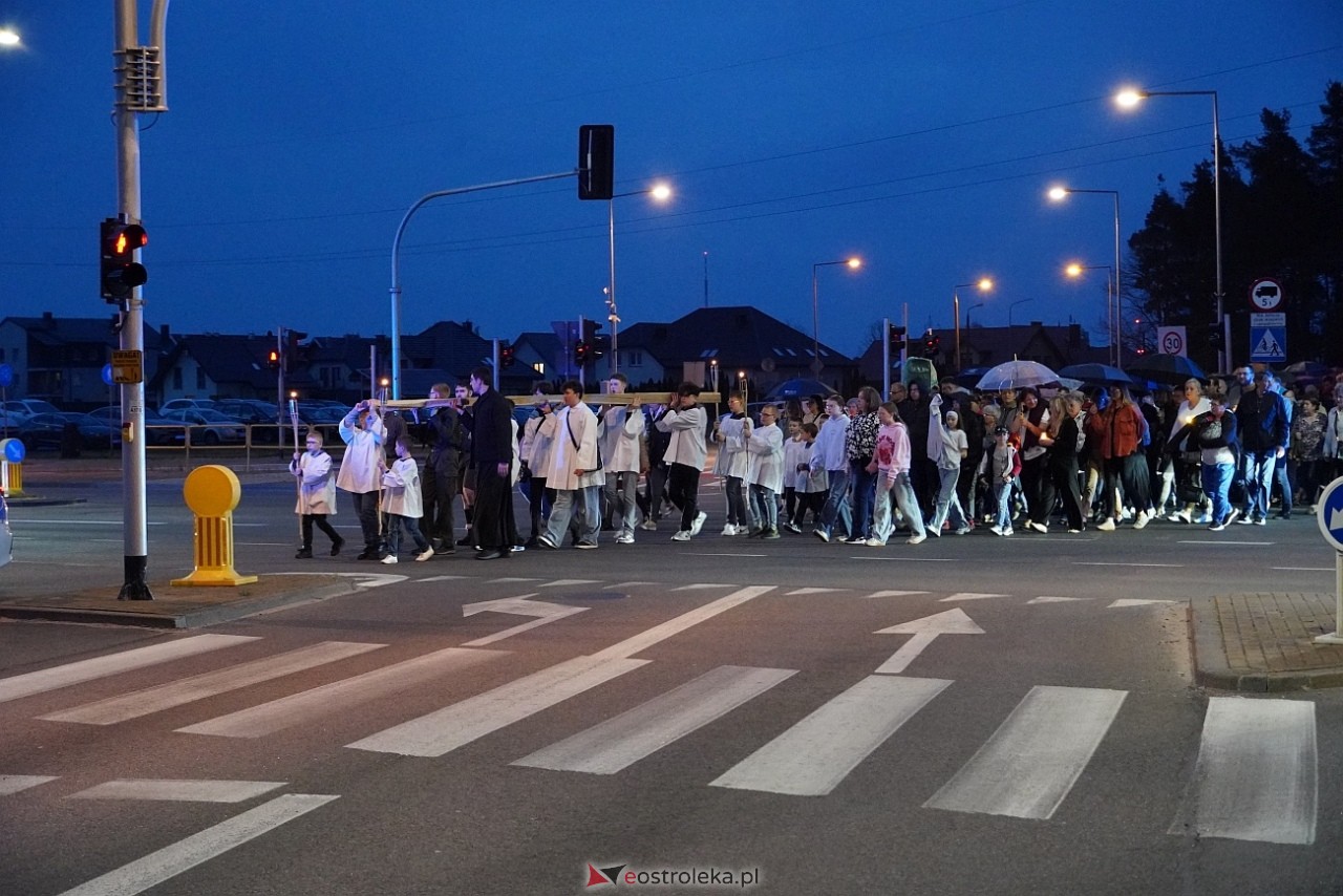 Droga krzyżowa w parafii św. Franciszka z Asyżu [18.04.2025] - zdjęcie #54 - eOstroleka.pl