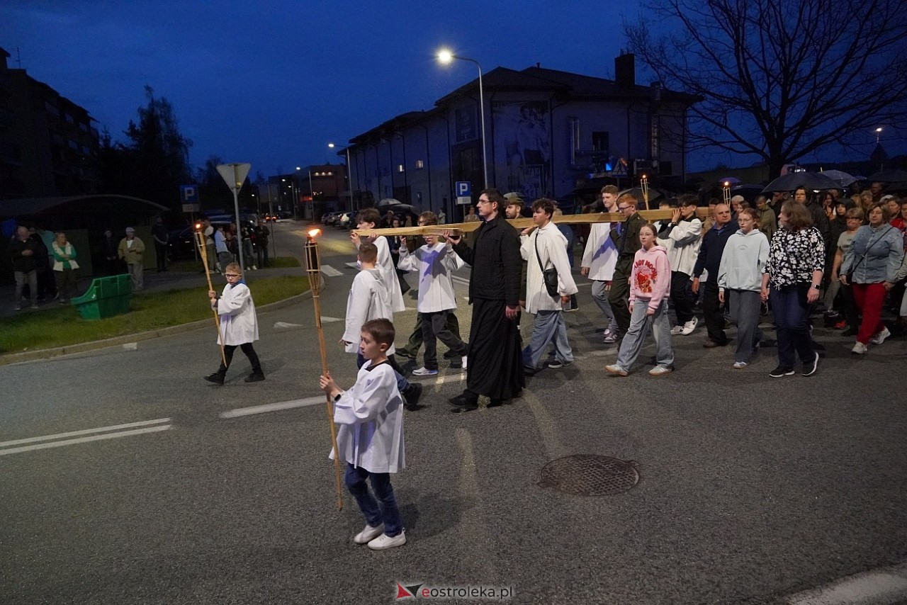 Droga krzyżowa w parafii św. Franciszka z Asyżu [18.04.2025] - zdjęcie #53 - eOstroleka.pl
