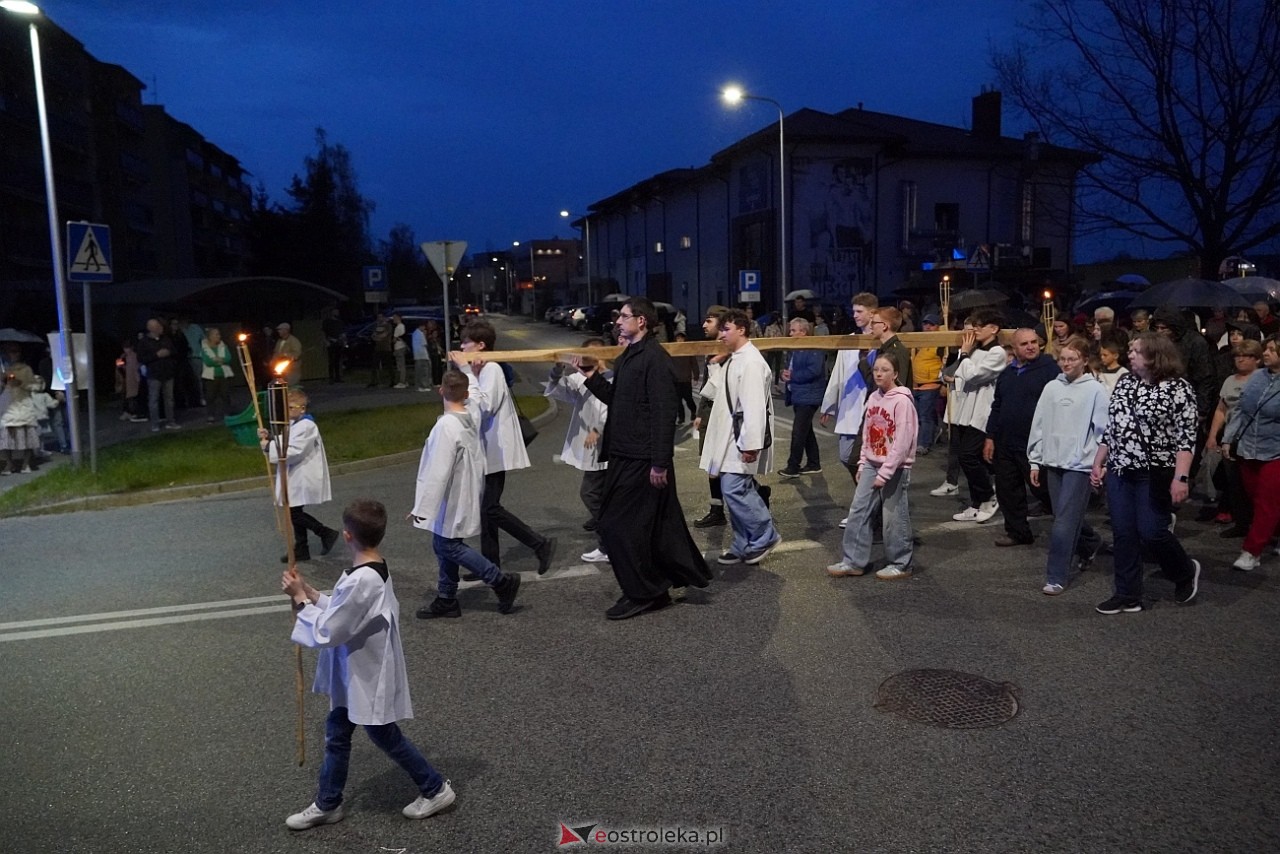 Droga krzyżowa w parafii św. Franciszka z Asyżu [18.04.2025] - zdjęcie #52 - eOstroleka.pl