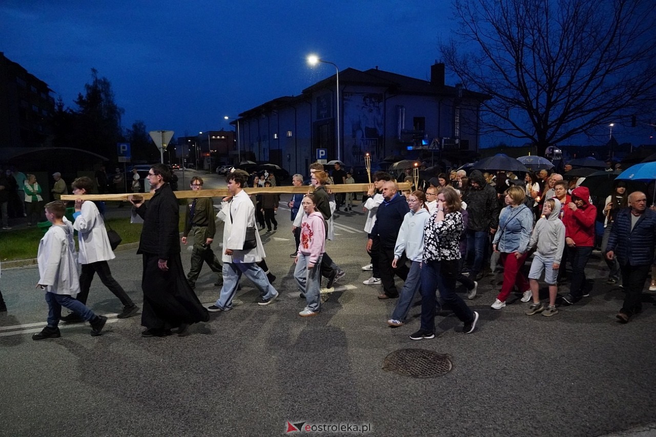 Droga krzyżowa w parafii św. Franciszka z Asyżu [18.04.2025] - zdjęcie #51 - eOstroleka.pl