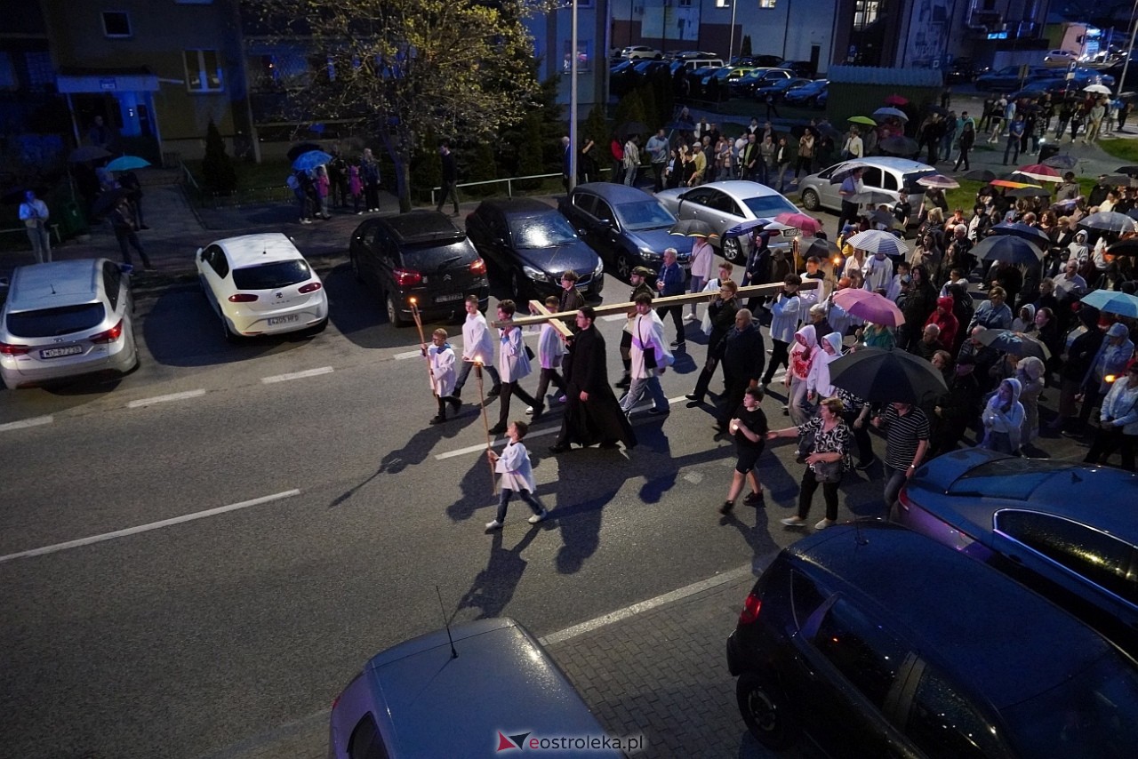 Droga krzyżowa w parafii św. Franciszka z Asyżu [18.04.2025] - zdjęcie #49 - eOstroleka.pl