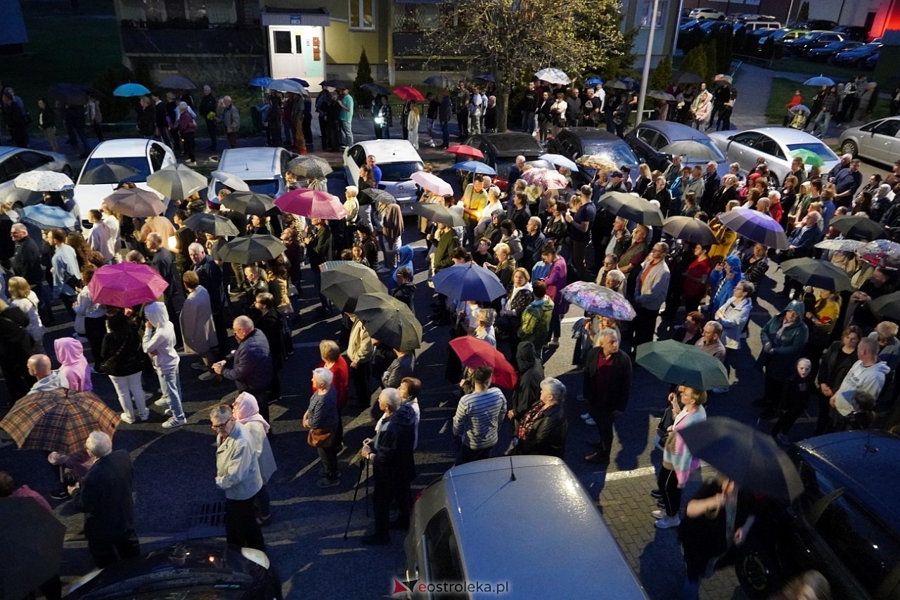 Droga krzyżowa w parafii św. Franciszka z Asyżu [18.04.2025] - zdjęcie #36 - eOstroleka.pl