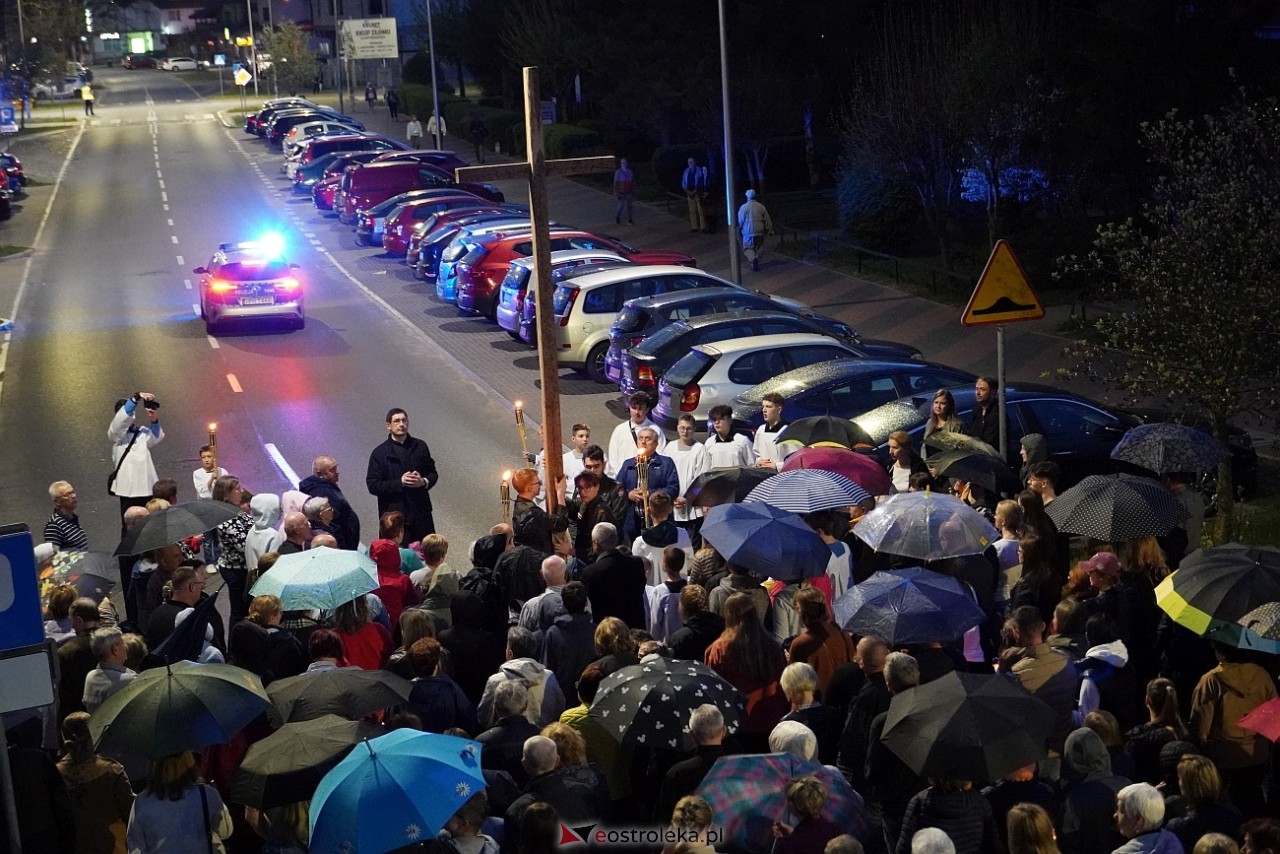 Droga krzyżowa w parafii św. Franciszka z Asyżu [18.04.2025] - zdjęcie #35 - eOstroleka.pl