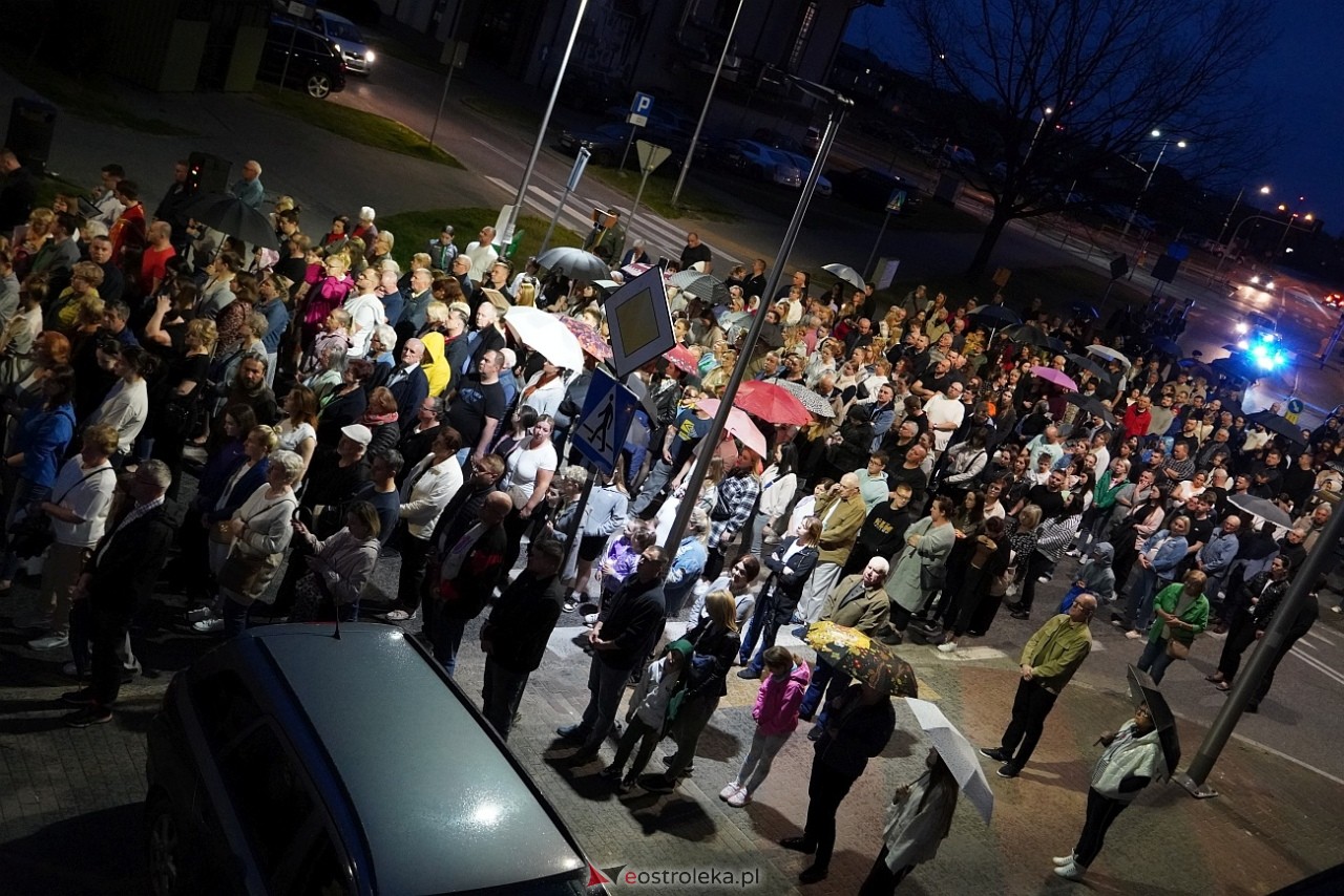 Droga krzyżowa w parafii św. Franciszka z Asyżu [18.04.2025] - zdjęcie #25 - eOstroleka.pl