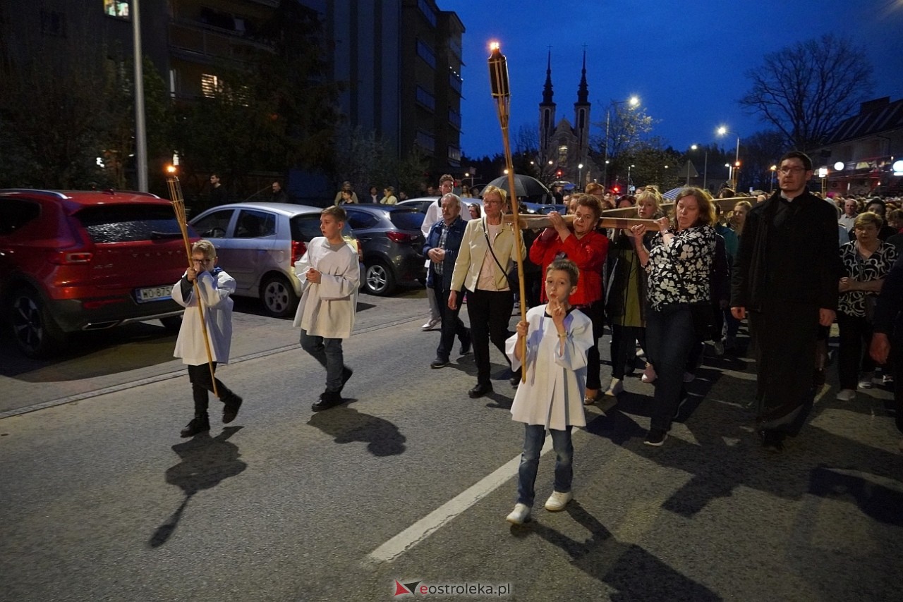 Droga krzyżowa w parafii św. Franciszka z Asyżu [18.04.2025] - zdjęcie #20 - eOstroleka.pl