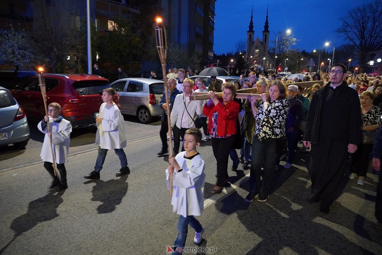 Droga krzyżowa w parafii św. Franciszka z Asyżu [18.04.2025] - zdjęcie #19 - eOstroleka.pl