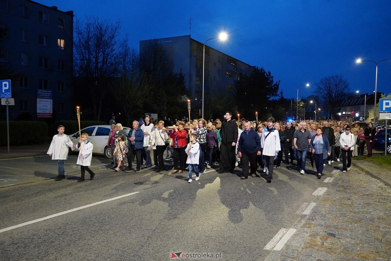 Droga krzyżowa w parafii św. Franciszka z Asyżu [18.04.2025] - zdjęcie #18 - eOstroleka.pl