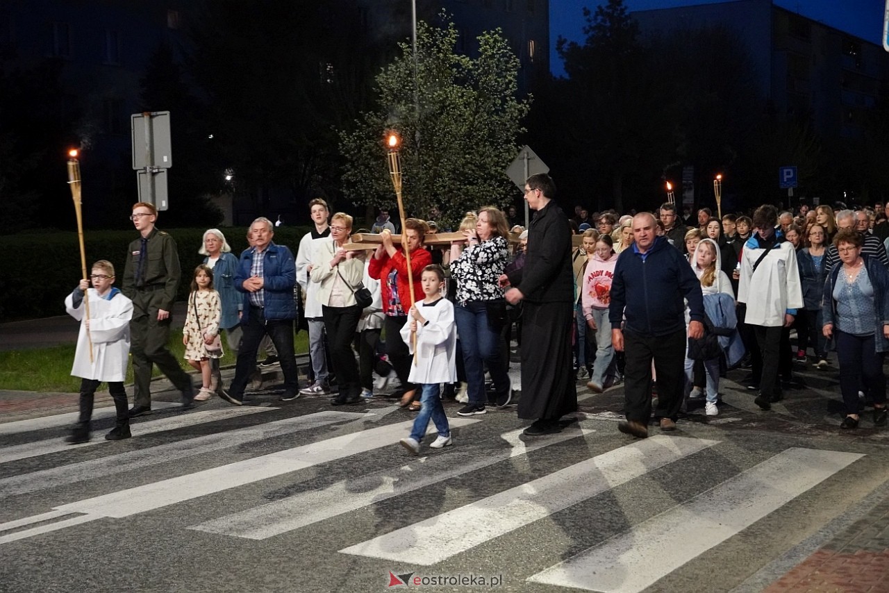 Droga krzyżowa w parafii św. Franciszka z Asyżu [18.04.2025] - zdjęcie #16 - eOstroleka.pl
