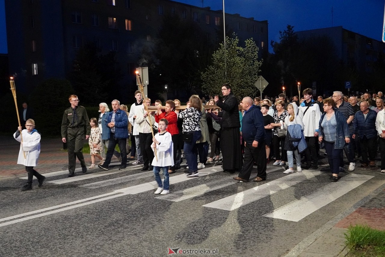 Droga krzyżowa w parafii św. Franciszka z Asyżu [18.04.2025] - zdjęcie #15 - eOstroleka.pl