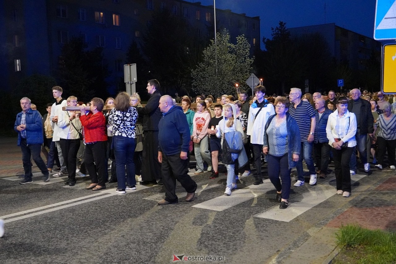 Droga krzyżowa w parafii św. Franciszka z Asyżu [18.04.2025] - zdjęcie #14 - eOstroleka.pl
