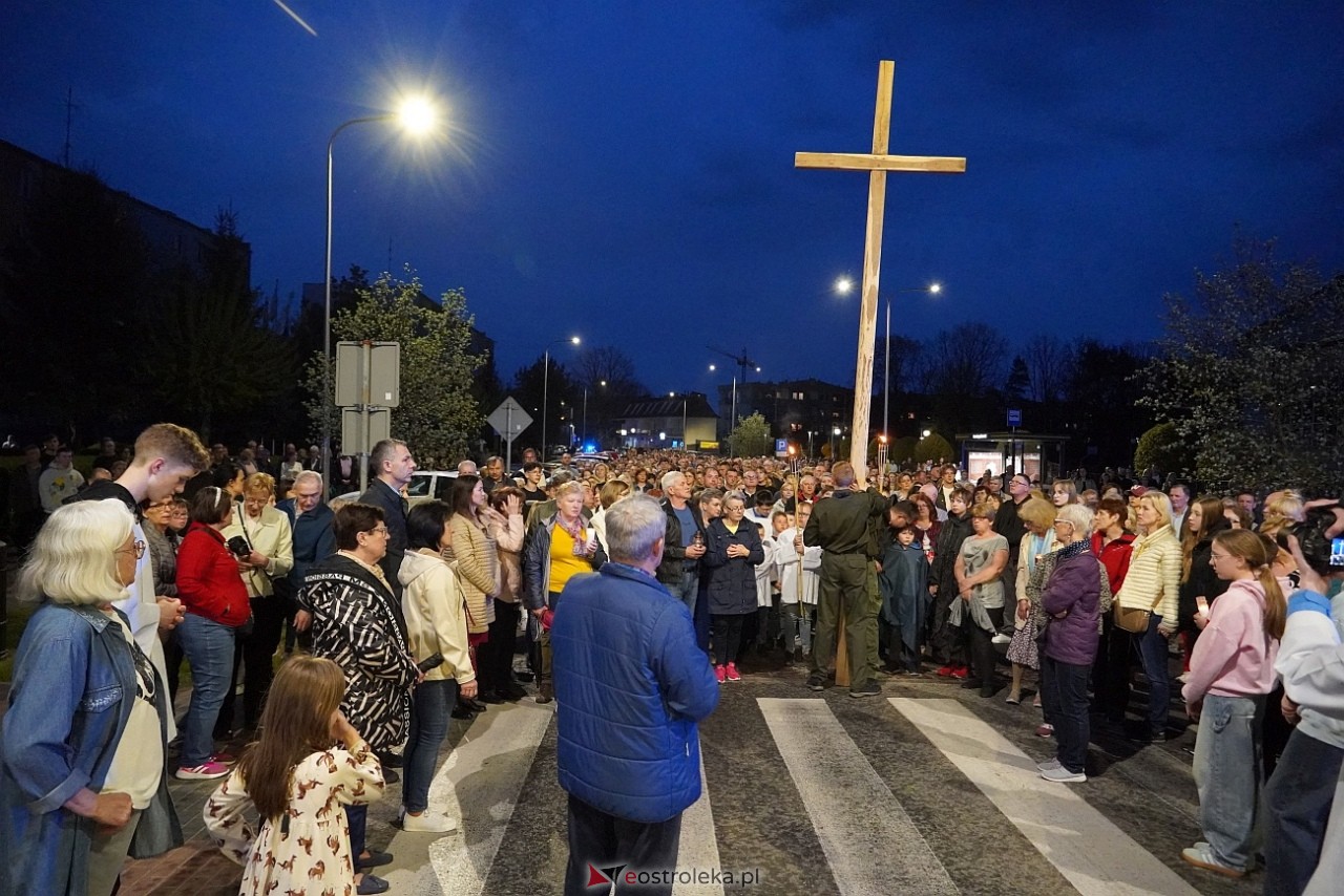 Droga krzyżowa w parafii św. Franciszka z Asyżu [18.04.2025] - zdjęcie #12 - eOstroleka.pl