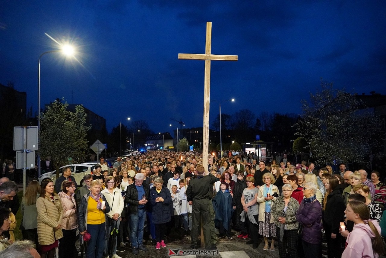 Droga krzyżowa w parafii św. Franciszka z Asyżu [18.04.2025] - zdjęcie #11 - eOstroleka.pl
