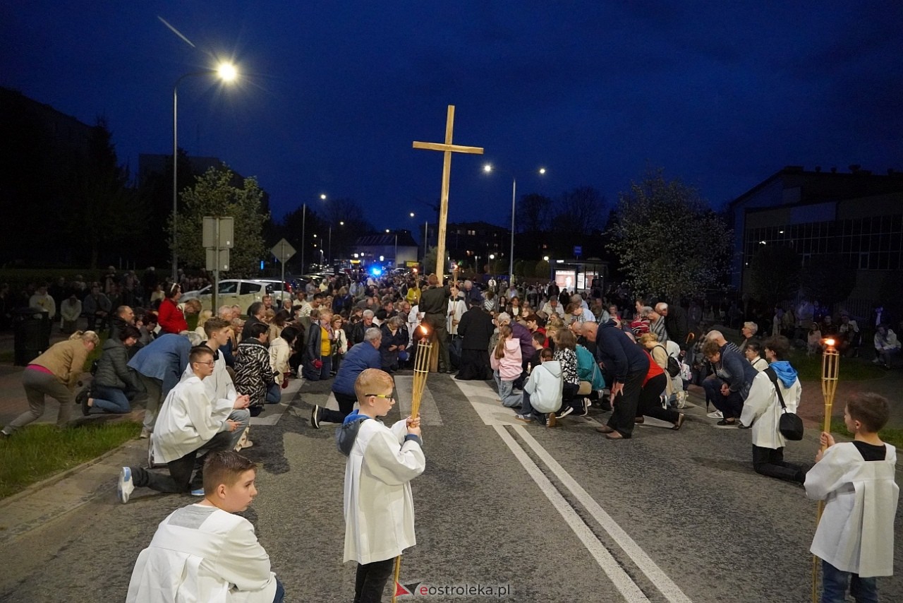 Droga krzyżowa w parafii św. Franciszka z Asyżu [18.04.2025] - zdjęcie #7 - eOstroleka.pl