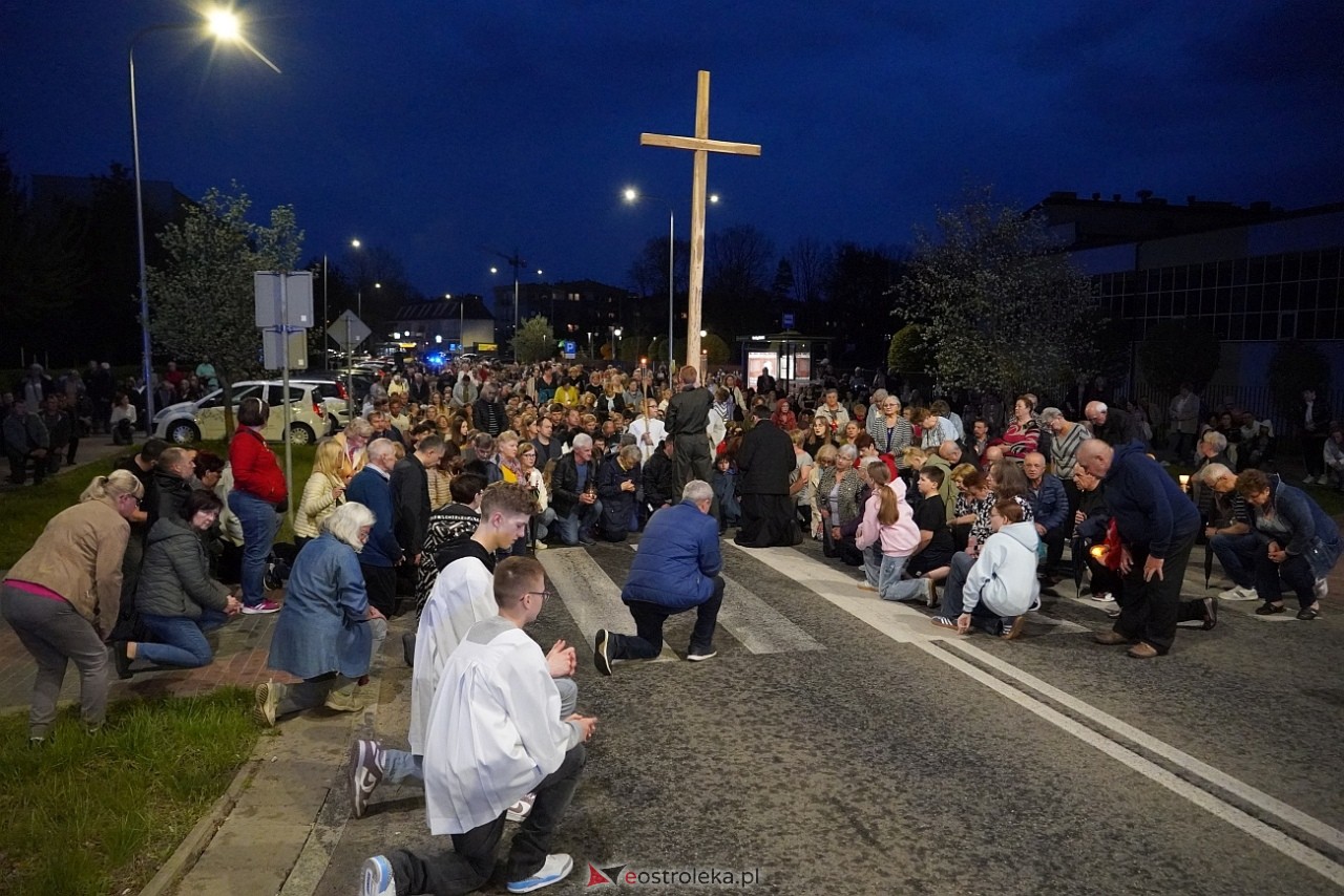 Droga krzyżowa w parafii św. Franciszka z Asyżu [18.04.2025] - zdjęcie #6 - eOstroleka.pl