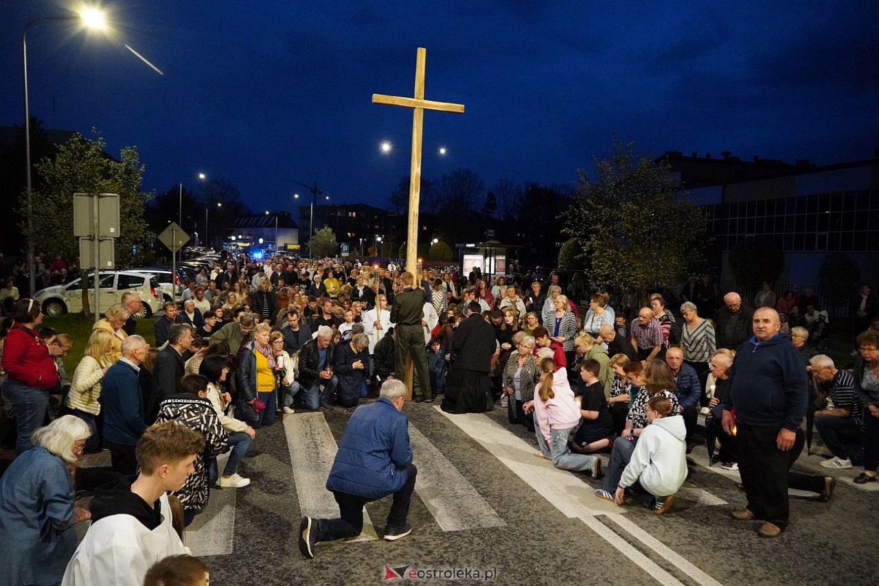 Droga krzyżowa w parafii św. Franciszka z Asyżu [18.04.2025] - zdjęcie #5 - eOstroleka.pl