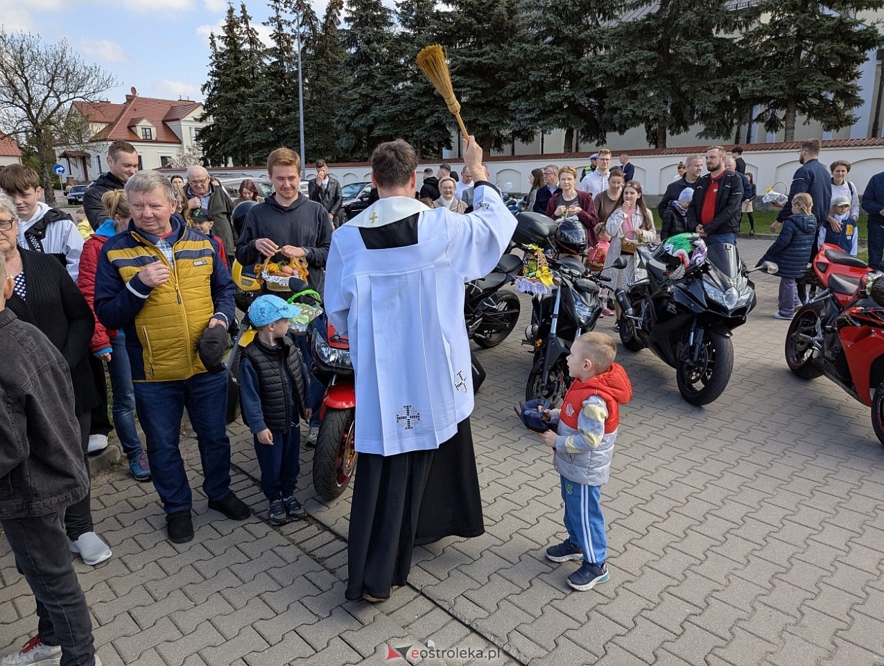 Motoświęconka 2025: Wielkanocna tradycja w Farze [19.04.2025] - zdjęcie #1 - eOstroleka.pl