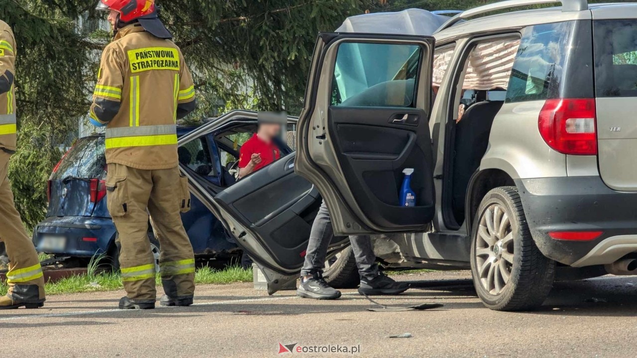 Wypadek w Żabinie [19.04.2025] - zdjęcie #10 - eOstroleka.pl