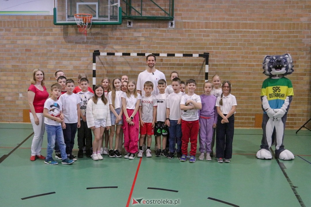 Grzegorz Łomacz w SP 5 w Ostrołęce [23.04.2025] - zdjęcie #30 - eOstroleka.pl