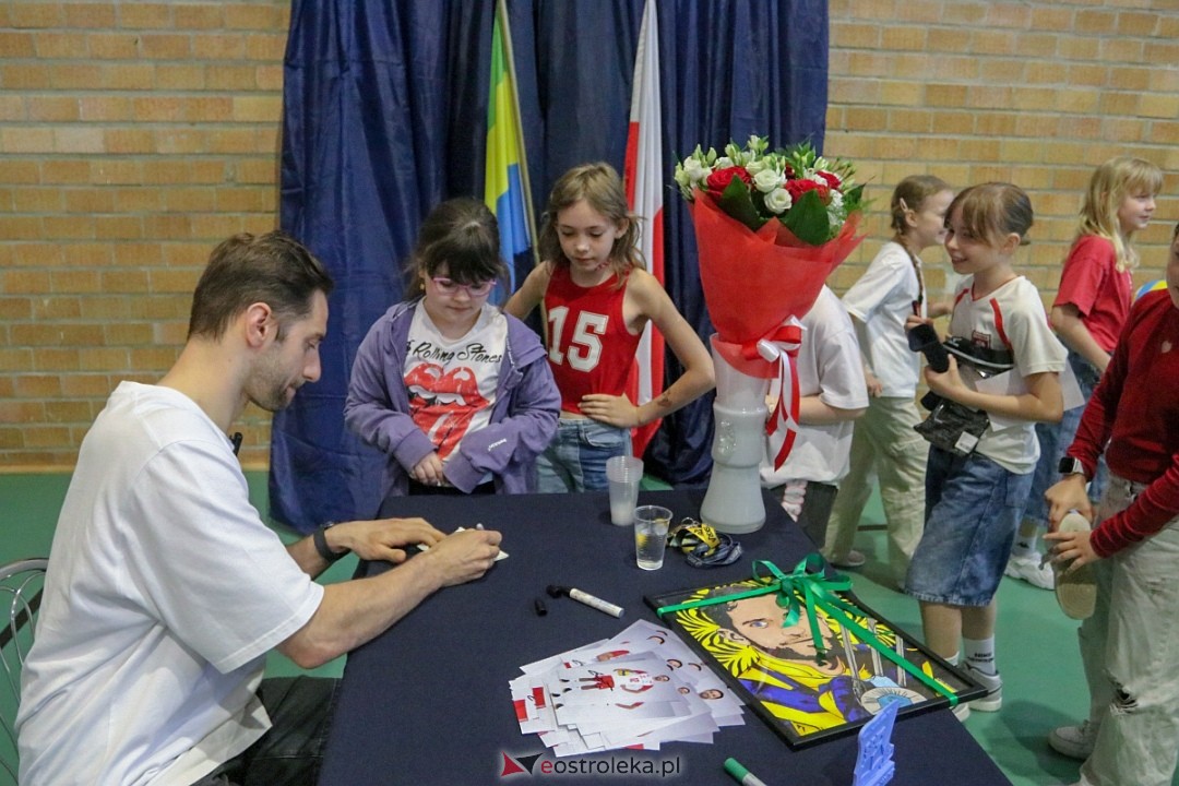 Grzegorz Łomacz w SP 5 w Ostrołęce [23.04.2025] - zdjęcie #19 - eOstroleka.pl