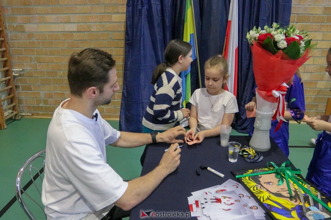 Grzegorz Łomacz w SP 5 w Ostrołęce [23.04.2025] - zdjęcie #15 - eOstroleka.pl