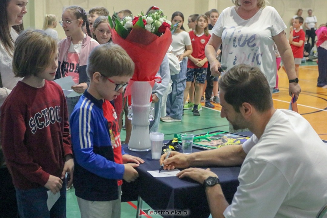Grzegorz Łomacz w SP 5 w Ostrołęce [23.04.2025] - zdjęcie #5 - eOstroleka.pl