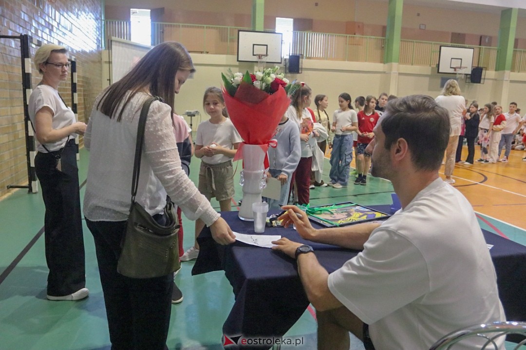 Grzegorz Łomacz w SP 5 w Ostrołęce [23.04.2025] - zdjęcie #3 - eOstroleka.pl