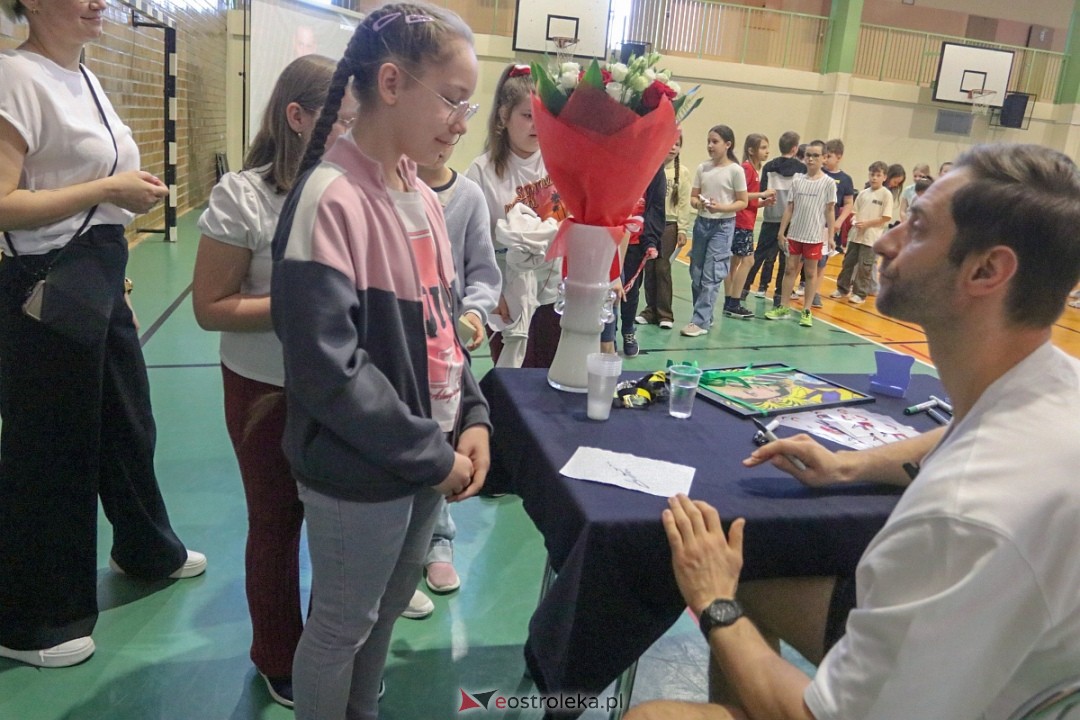 Grzegorz Łomacz w SP 5 w Ostrołęce [23.04.2025] - zdjęcie #2 - eOstroleka.pl