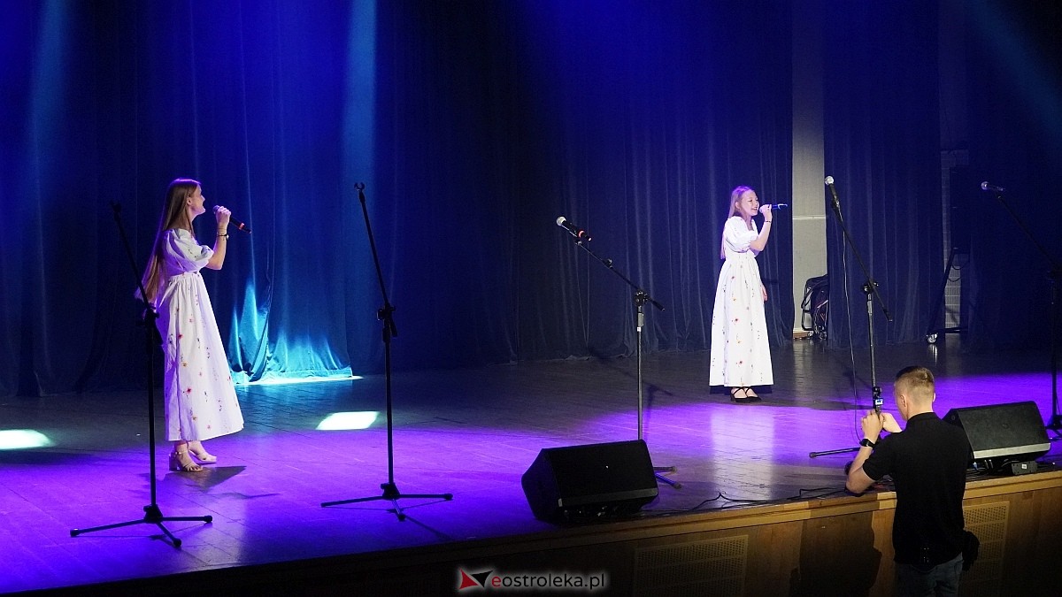 Koncert charytatywny dla Marcela - Antek Smykiewicz, Julia Kołodziejak, Amelia Modrzewska, Metro [23.04.2025] - zdjęcie #57 - eOstroleka.pl