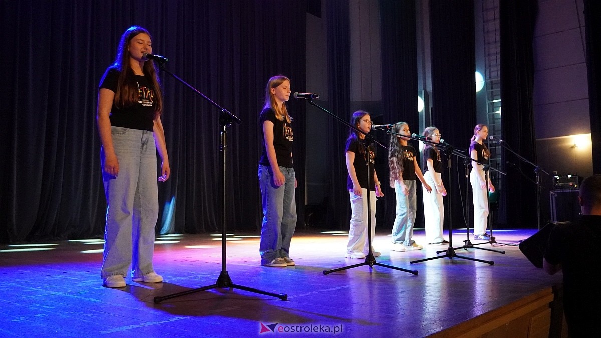 Koncert charytatywny dla Marcela - Antek Smykiewicz, Julia Kołodziejak, Amelia Modrzewska, Metro [23.04.2025] - zdjęcie #37 - eOstroleka.pl