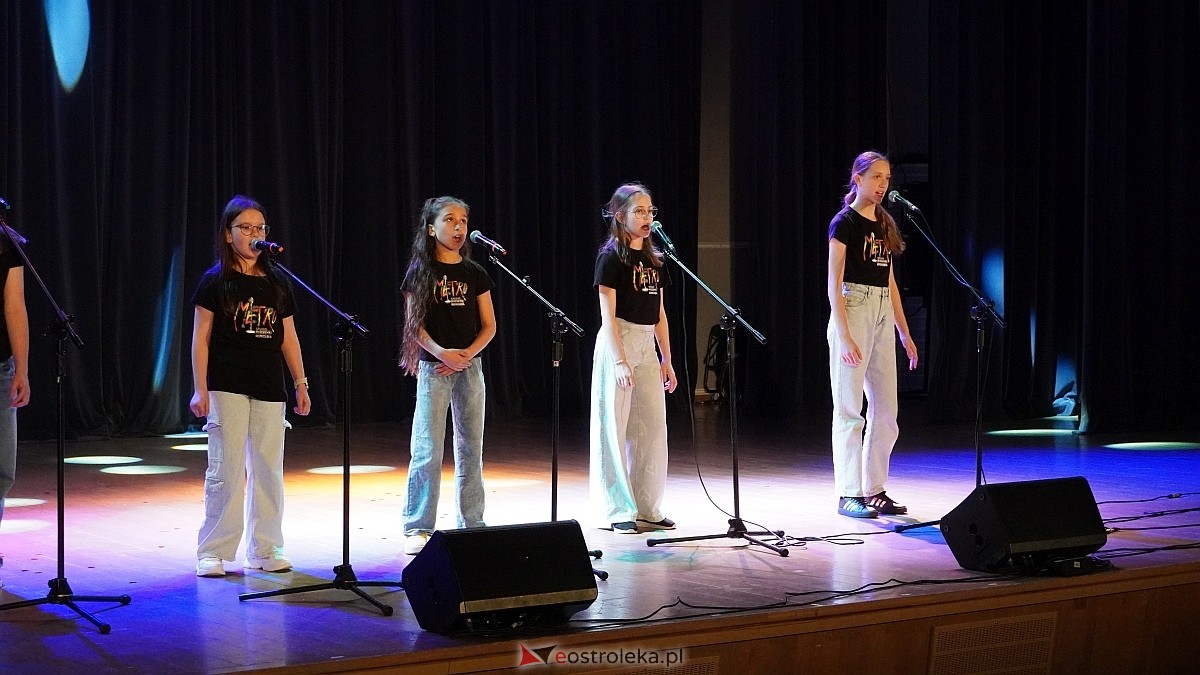 Koncert charytatywny dla Marcela - Antek Smykiewicz, Julia Kołodziejak, Amelia Modrzewska, Metro [23.04.2025] - zdjęcie #29 - eOstroleka.pl
