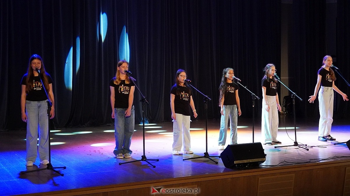 Koncert charytatywny dla Marcela - Antek Smykiewicz, Julia Kołodziejak, Amelia Modrzewska, Metro [23.04.2025] - zdjęcie #23 - eOstroleka.pl
